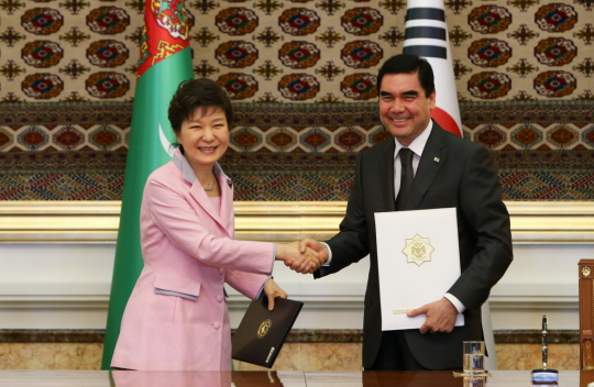 한국과 투르크메니스탄은 기업 간 협력, 교역, 투자 및 교육, 과학기술 등 다양한 분야의 실질 협력을 확대하기로 합의했다. (사진: 청와대)