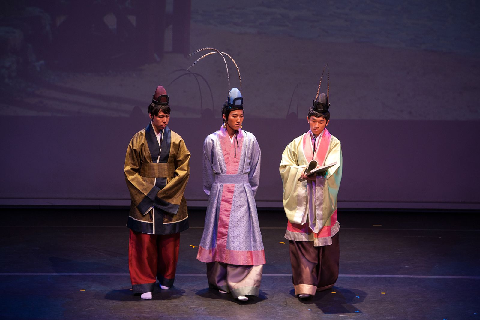 한국 전통 한복을 입고 패션쇼를 하고 있다.