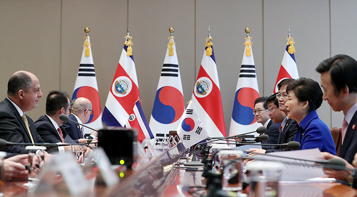 박근혜 대통령이 12일 방한한 루이스 기예르모 솔리스 리베라 코스타리카 대통령과 정상회담을 갖고 있다.