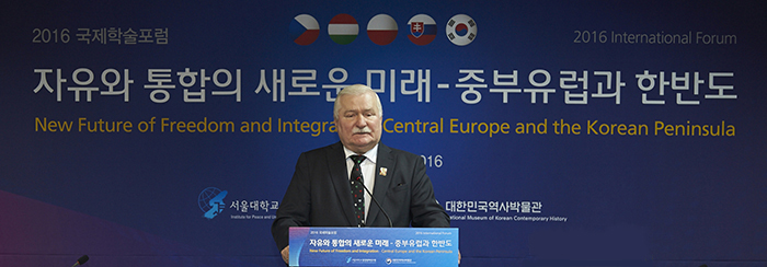 레흐 바웬사 전 폴란드 대통령이 지난 2일 서울 대한민국역사박물관에서 열린 국제학술포럼에서 ‘자유와 평화를 향한 위대한 발걸음’을 주제로 기조연설을 하고 있다.
