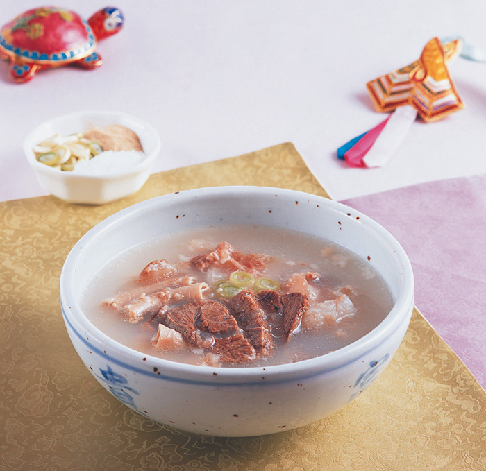 곰탕은 쇠고기를 큰 솥에 넣고 푹 끓여 내는 음식으로 많이 넣고 오래 끓여야 감칠 맛이 난다. 국물에 밥을 말아먹기도 하며 쇠고기의 깊은 맛과 쫄깃한 식감을 동시에 즐길 수 있다.