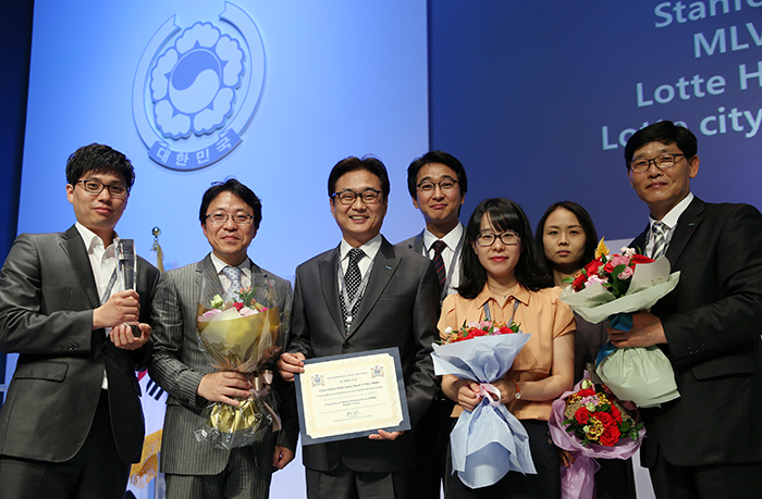 2014 UN공공행정시상식에서 수상하고 기뻐하는 각국 대표단. (위에서부터) 남아프리카공화국, 대한민국, 브라질, 태국 (사진: 전한)