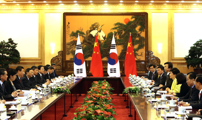 박근혜 대통령이 27일 베이징 인민대회당에서 시진핑(習近平) 중국 공산당 총서기 겸 국가주석과 확대정상회담을 갖고 있다. (사진:청와대)