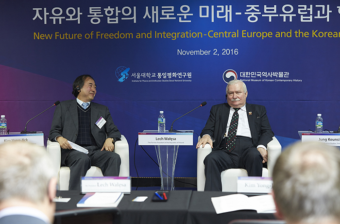 레흐 바웬사 전 폴란드 대통령(오른쪽)이 지난 2일 서울 대한민국역사박물관에서 열린 국제학술포럼에서 김용직 대한민국역사박물관장과 함께 ‘자유와 통합의 미래: 중부 유럽과 한반도’를 주제로 의견을 나누고 있다.