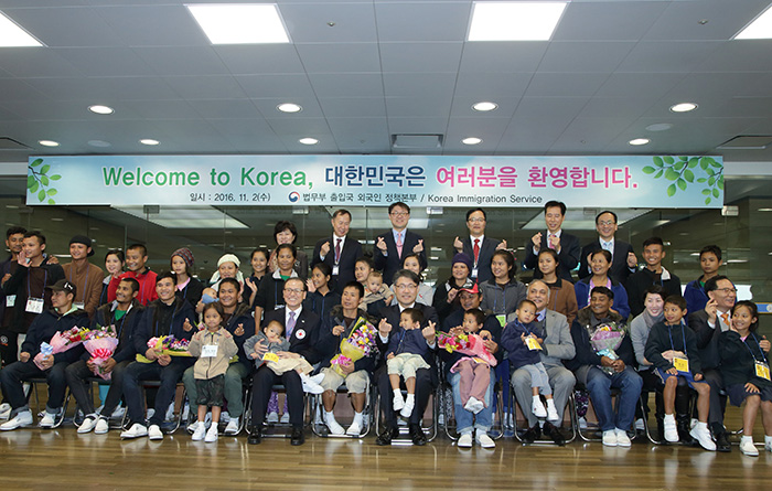 인천공항에 2일 입국한 미얀마 난민들이 법무부 출입국사무소 관계자들과 환영식에서 기념촬영을 하고 있다.