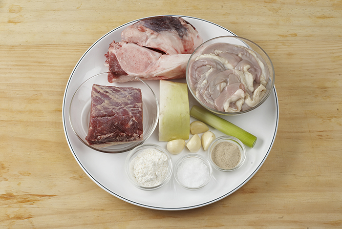 곰탕의 주 재료인 쇠고기(사태, 도가니), 내장(곱창), 소금, 파, 마늘 무.