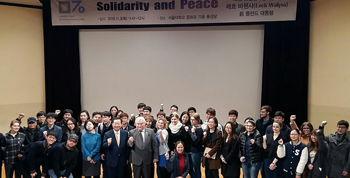 레흐 바웬사 전 폴란드 대통령(맨 앞줄 왼쪽에서 여섯 번째)이 3일 서울대학교에서 특강한 뒤 학생들과 기념촬영을 하고 있다.