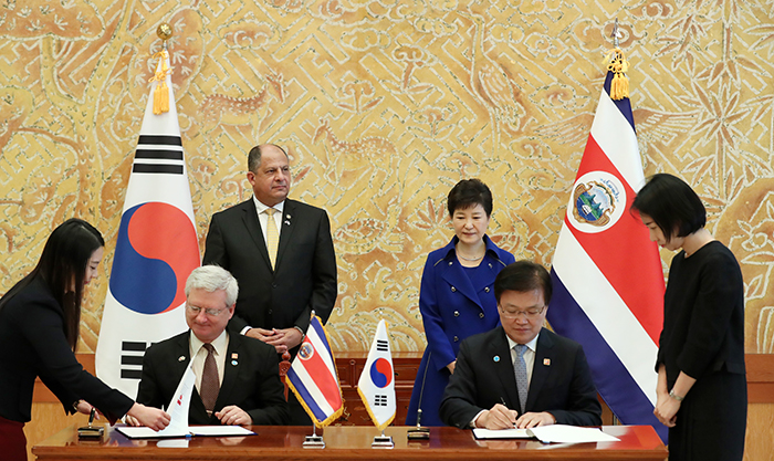 박근혜 대통령과 루이스 기예르모 솔리스 리베라 코스타리카 대통령이 지켜보는 가운데 12일 최양희 미래창조과학부 장관과 마르셀로 젠킨스 코로나스 코스타리카 과학기술통신부 장관이 한국-코스타리카 과학기술혁신 및 창조경제 협력 양해각서에 서명하고 있다.