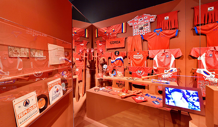 빨간색은 한국전쟁 이후 공산주의를 상징하는 색으로 인식되었으나 2002년 한일 월드컵을 계기로 한국인들을 결속시킨 색으로 인식이 바뀌었다. 빨간색에 대한 시대적 인식이 바뀐 것을 단적으로 보여주는 붉은 악마 응원 도구.