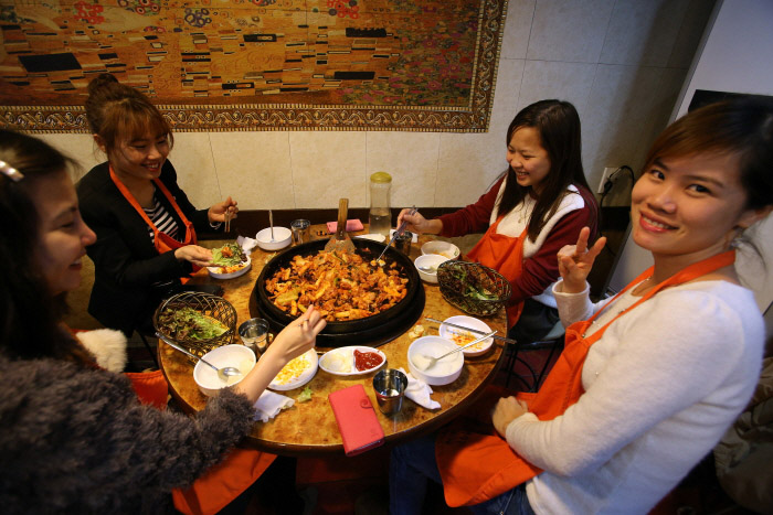 춘천 닭갈비를 즐기고 있는 외국인 관광객들 (사진: 한국관광공사)