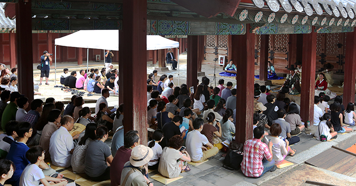 17일 이른 아침 창경궁 명정전 뒤뜰에 모인 500여명의 관람객들이 가곡을 듣고 있다. 전한 기자