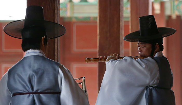 ‘창경궁의 아침’ 무대에 오른 원완철 대금 연주가가 ‘대금산조’의 가락을 관객들에게 전하고 있다. 전한 기자