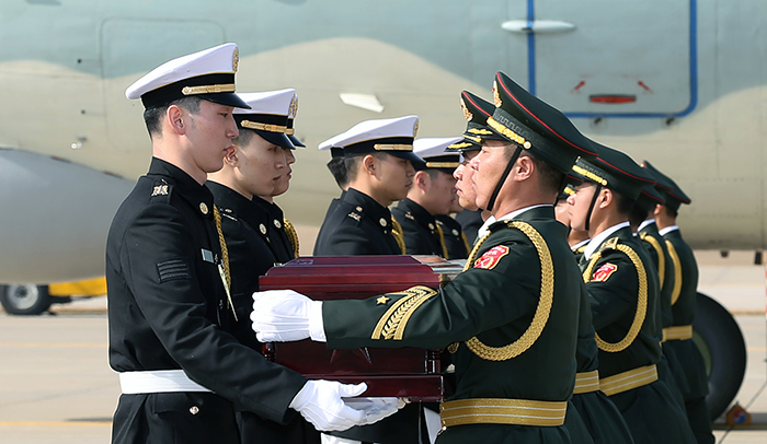 한국군 의장대가 20일 인천국제공항에서 중국군 의장대에게 중국군 유해가 담긴 봉인함을 전달하고 있다._2
