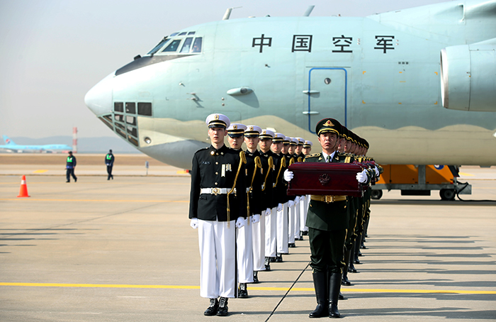 한국군 의장대가 20일 인천국제공항에서 중국군 의장대에게 중국군 유해가 담긴 봉인함을 전달하고 있다.