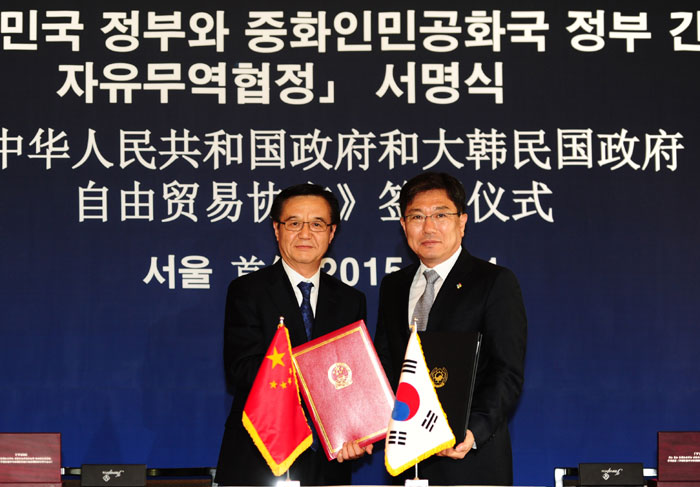 윤상직 산업통상자원부장관(오른쪽)과 가오후청 중국 상무부장이 1일 한-중 FTA 서명식을 갖고 있다.