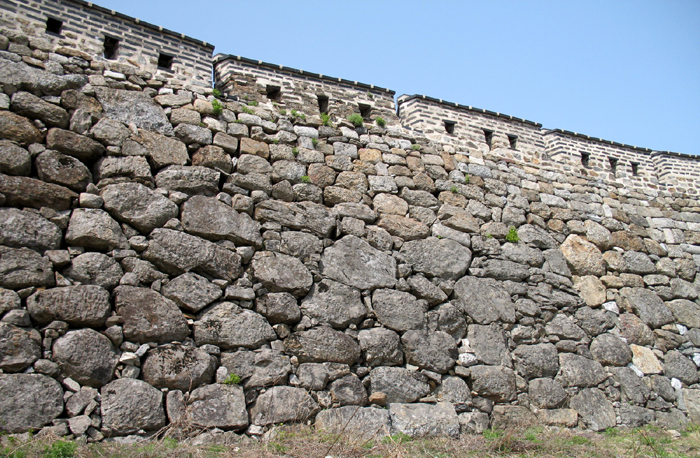  남한산성의 오늘날 모습은 서기 17세기 조선시대의 축성형태(사진 위)를 띠고 있지만 일부 성벽은 7세기 조성된 백제성벽(사진 아래)을 그대로 활용했다.(사진 제공 남한산성문화관광사업단)