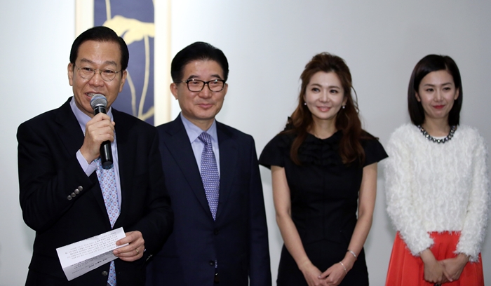  ‘한국예술가 3인전’에서 권영세 주중 한국대사(위 사진 가운데, 아래사진 왼쪽)가 축사를 하고 있다.