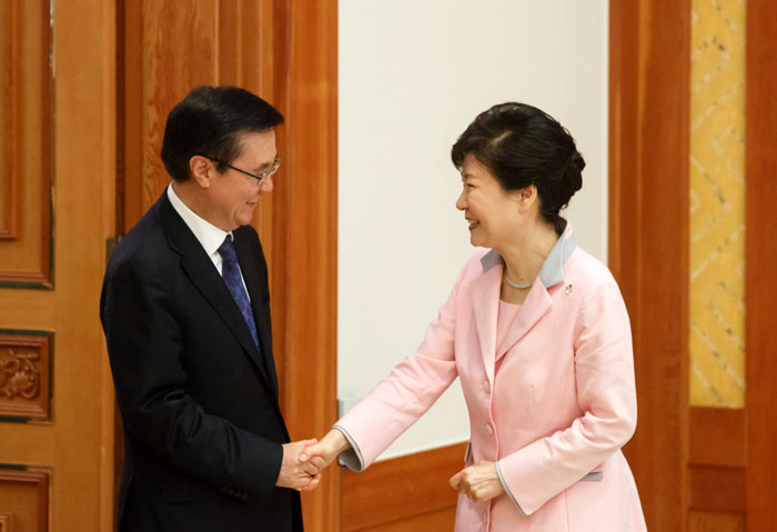 박근혜 대통령이 1일 청와대에서 가오후청 중국 상무부장 일행을 접견하고 있다. 가오후청 상무부장은 이 자리에서 시진핑 주석의 친서를 전달했다.