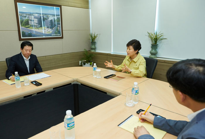 박근혜 대통령(가운데)이 국립보건연구원에서 메르스 대책회의를 하고 있다.
