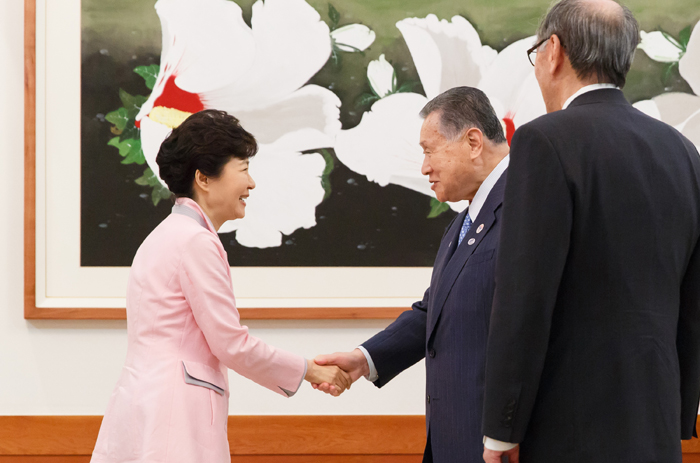 박근혜 대통령이 1일 모리 요시로(森喜朗) 전 총리를 비롯한 현인(賢人)회의 참석자들을 접견하고 있다.