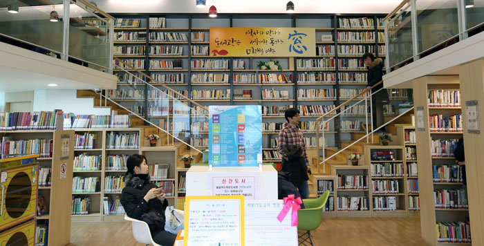 구청의 1층 일부를 개조하여 설치한 관악구청 도서관. 좁은 공간에 하루 1천여명의 시민들이 방문하여 책을 읽는다.