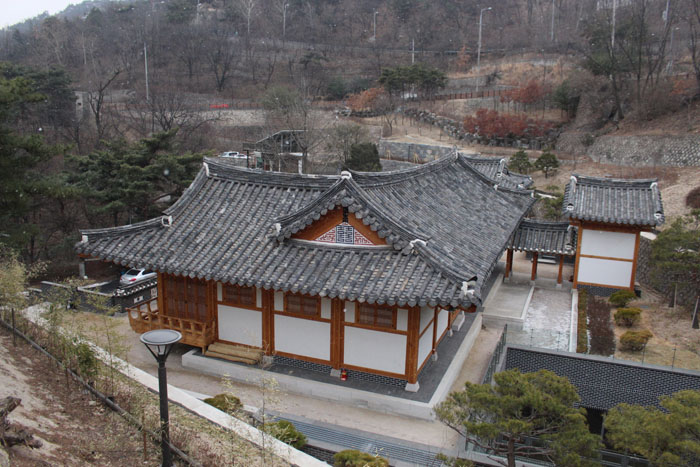 서울 도심에 자리잡은 청운문학도서관. 시, 소설 등 문학도서 위주로 서비스를 제공하고 있다.