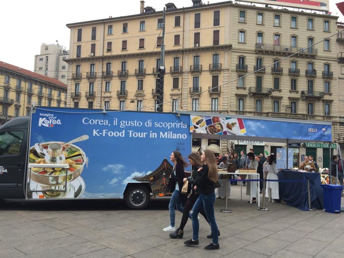 밀라노 도심 카도르나(Piazza Cadorna) 광장에 자리잡은 한식 푸드트럭