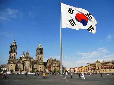 ▲ SNS에서 볼 수 있는 멕시코의 상징인 소깔로 광장의 멕시코 국기를 태극기로 바꾼 사진.