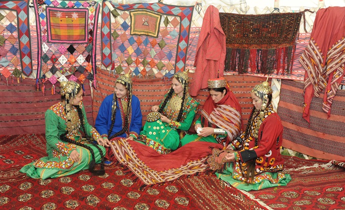 ▲ 카자흐스탄, 키르기스스탄, 타지키스탄 등 아시아 12개국에서는 3월 21일을 새해 첫 날로 정하고 ‘노우루즈’라는 축제를 연다. 사진은 직물로 된 천막인 ‘유르트’에서 전통의상을 입고 이야기를 나누며 노우루즈를 보내는 투르크메니스탄 여인들