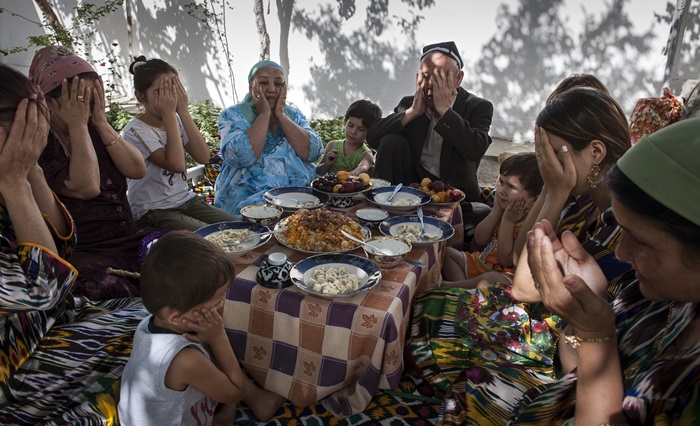 ▲ 사진작가 성남훈의 ‘식사 후 신께 감사 기도를 올리는 우즈베키스탄 가족들'