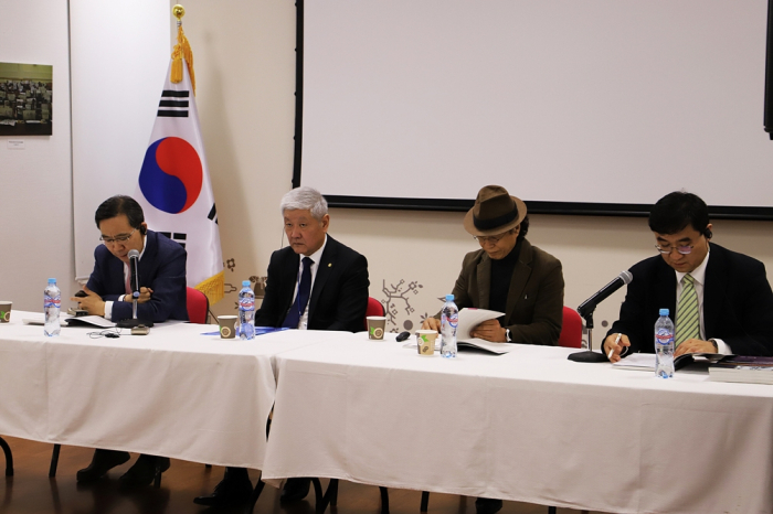 ▲대표 고려인 작가 아나톨리 김의 기조발제를 시작으로 이동순 작가 및 블라지슬라브 한 고려인 작가의 발제가 진행되었다.(좌측부터 김현택 한국외대 교수, 블라지슬라브 한 고려인 작가, 이동순 작가, 서형범 한국문학번역원 문학기반팀 팀장)