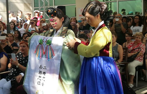 한국 전통혼례 시연에 환호하는 터키 시민들