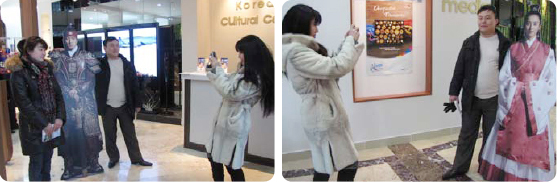 문화원 방문객이 한류 드라마 주인공 캐릭터와 기념촬영 장면