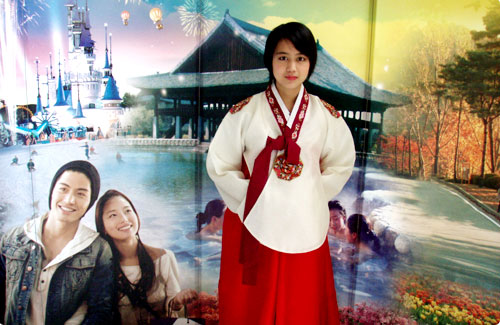 지난해 7월 방콕에서 열린 ‘한국의 날' 행사에서 아피시트 웨차치와 현 태국 총리의 장녀인 마-프랑 양이 한복을 곱게 차려 입고 외부 손님 안내를 맡았다.
