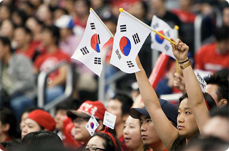 작극 태극기를 들고 한국의 월드컵 경기 승리를 기원하는 사람들