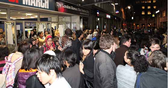 개막 당일 Odeon West End 극장 앞을 가득 메운 관객들