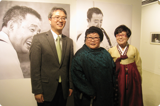 9일 사진전에 참석해 백남준 선생 사진 앞에 선 시게코 여사(가운데)와 이우성 문화원장(왼쪽)과 이은주 작가 .