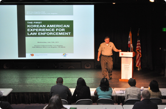 제1회 사법치안관계자 대상 한국문화워크숍에서 강연자가 Korea American Experience for law enforcement를 강의를 하고 있다.