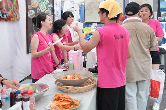 아시안페스티발, 김치만들기 맛보기 행사의 봉사자들