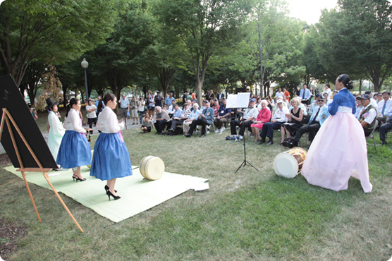 기념행사로 워싱턴 소리청 전통 공연단이 판소리, 장구, 가야금 공연을 선보였다.