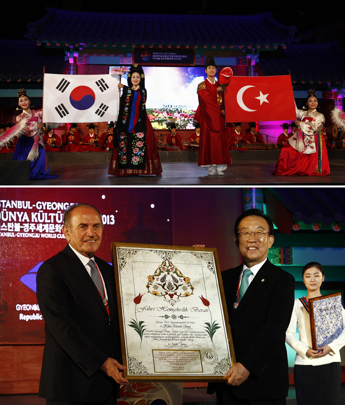 폐막식에서 김관용 지사 (오른쪽)와 톱바쉬 시장이 명예 시, 도민증을 서로에게 전달하고 있다.