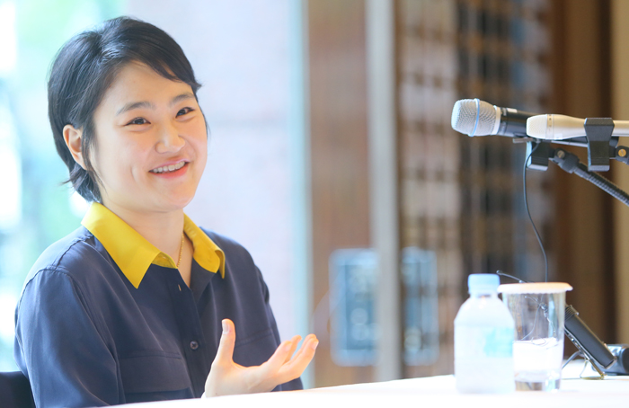 장한나가 최근 기자회견에서 지휘자로서의 포부를 밝히고 있다.