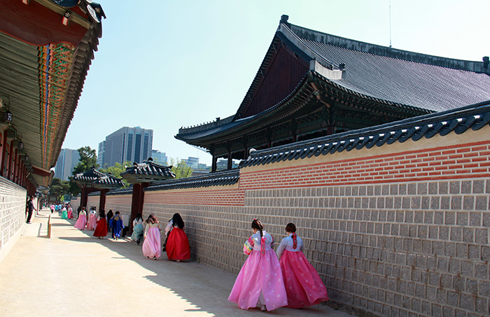 경복궁의 단청과 한복의 색이 조화를 이루며 고궁을 색색으로 물들이고 있다.