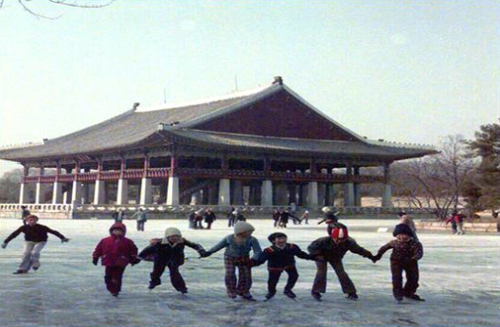 1977년에 기록된 것으로 알려진 이 사진은 경복궁 앞에서 삼삼오오 모여 스케이트를 타고 있는 아이들의 모습을 담았다. (사진: 국가기록원)