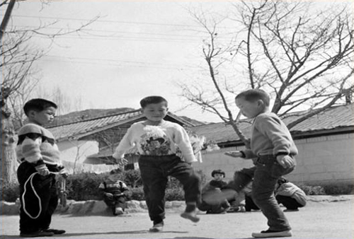 사진 속 아이들이 제기차기를 하며 즐거운 시간을 보내고 있다. 본 사진은 1963년의 기록물이다. (사진: 국가기록원)