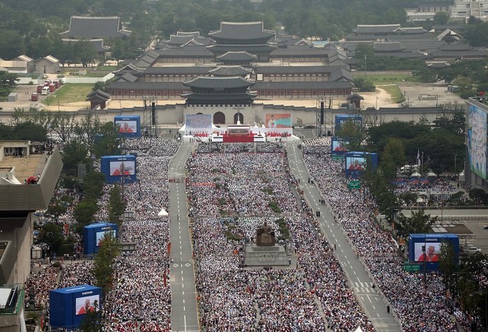 시복식 집전 전, 프란치스코 교황은 서울시청 광장에서 광화문 광장까지 카퍼레이드를 하며 사람들의 뜨거운 환영을 받았다.