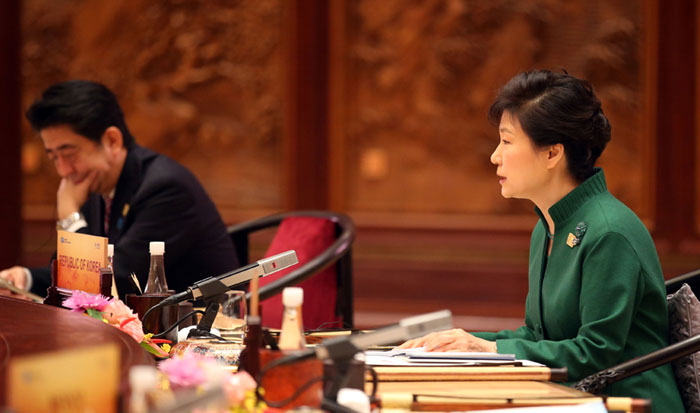 박근혜 대통령이 11일 중국 베이징에서 열린 APEC 정상회의 세션1에 참석, 발언하고 있다. (사진: 연합뉴스)