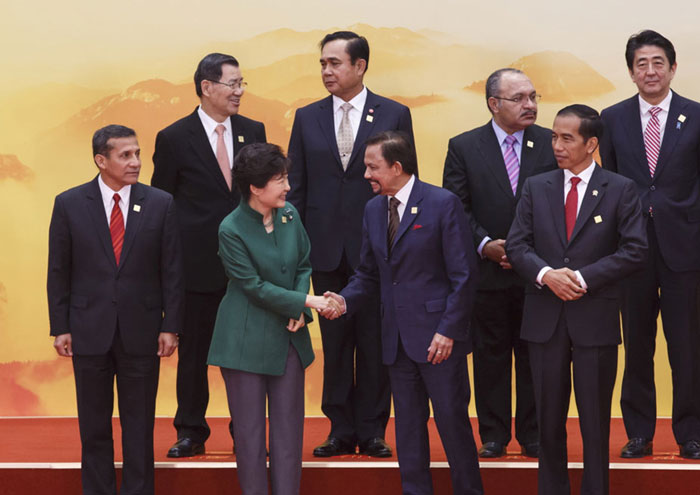 APEC 정상회의에서 참가국 정상들과 악수를 나누는 박근혜 대통령