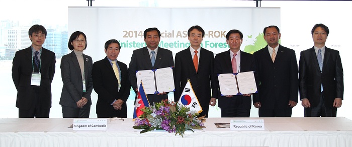  한국과 캄보디아는 10일 열대림 산림전용방지 사업을 위한 양해각서를 체결했다. 체결식에는 (왼쪽 네 번째부터) 캄보디아 쳉킴순 산림청장, 산림청 김용하 차장, 이창재 해외자원협력관 등이 참석했다.