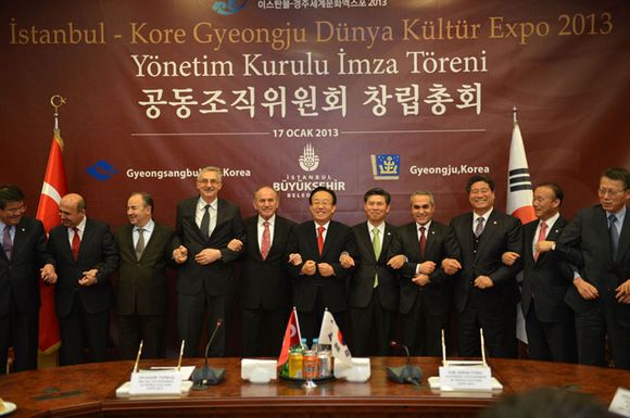 2013년 1월에 이스탄불에서 열렸던 ‘이스탄불-경주세계문화엑스포2013’ 공동조직위원회 창립총회에서 조직위원들이 기념촬영을 하고 있다. (사진: 경상북도)